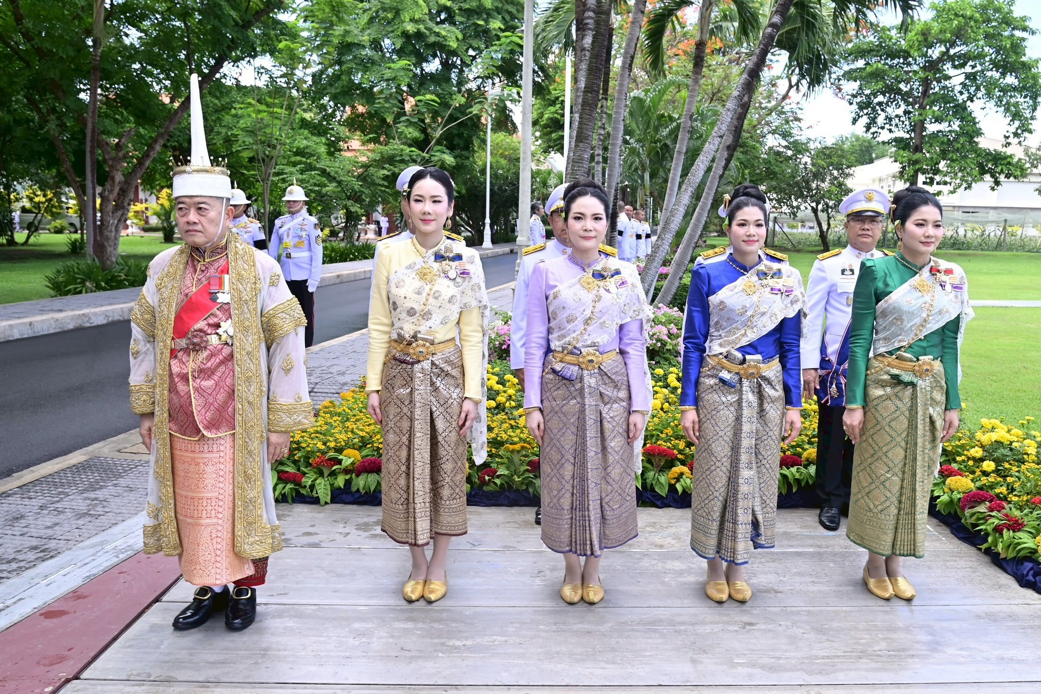 title - ปลัดเกษตรฯ ผู้ทำหน้าที่พระยาแรกนา พร้อมด้วยเทพีคู่หาบทอง และเทพีคู่หาบเงิน ประกอบพิธีหว่านเมล็ดพันธุ์ข้าวในแปลงนาทดลอง